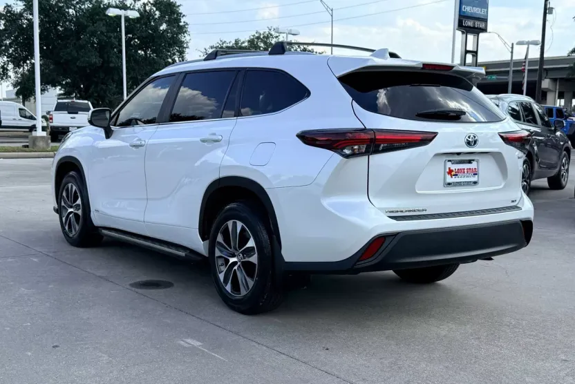 2024 Toyota Highlander Hybrid XLE photo 1