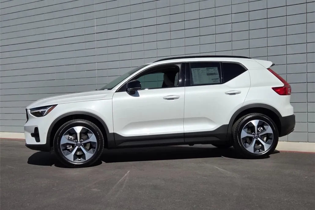 2026 Volvo XC40 AWD Plus photo 1