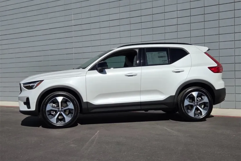 2026 Volvo XC40 AWD Plus photo 1