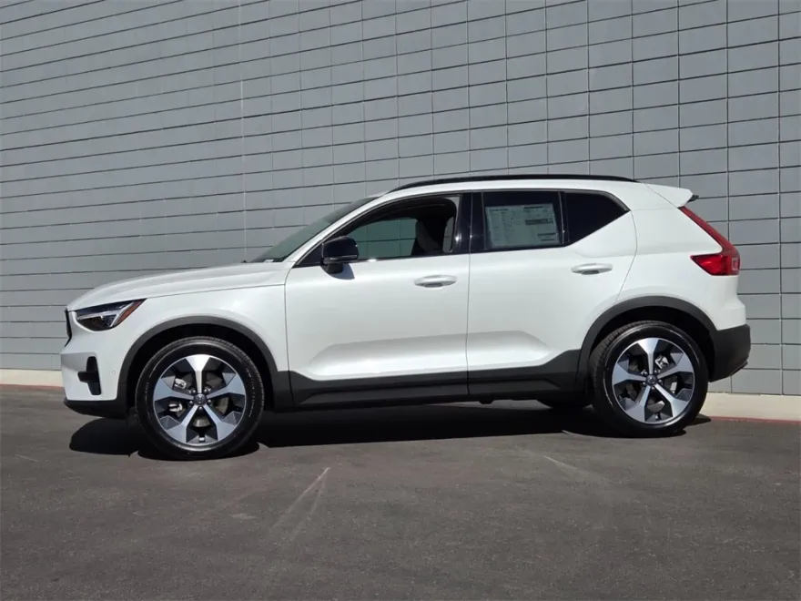 2026 Volvo XC40 AWD Plus photo 1