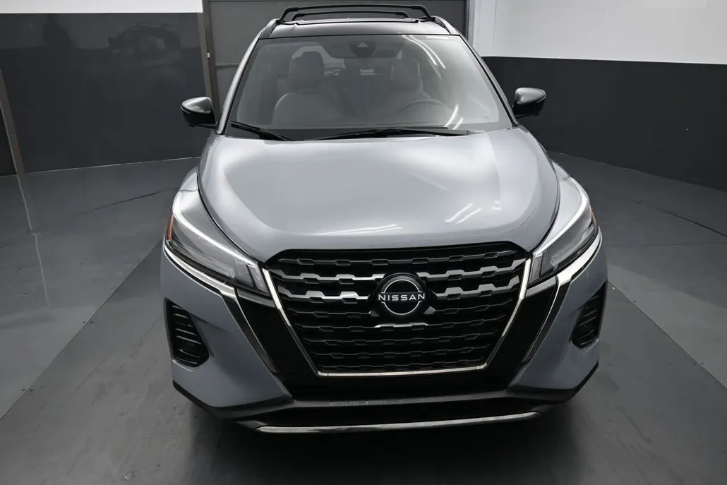 2024 Nissan Kicks SR photo 1