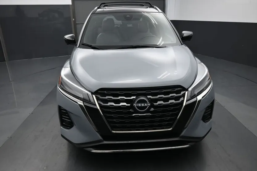 2024 Nissan Kicks SR photo 1