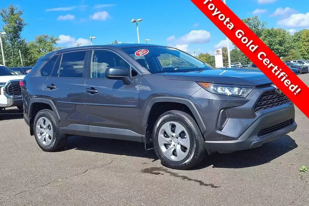 2022 Toyota RAV4 LE photo 1