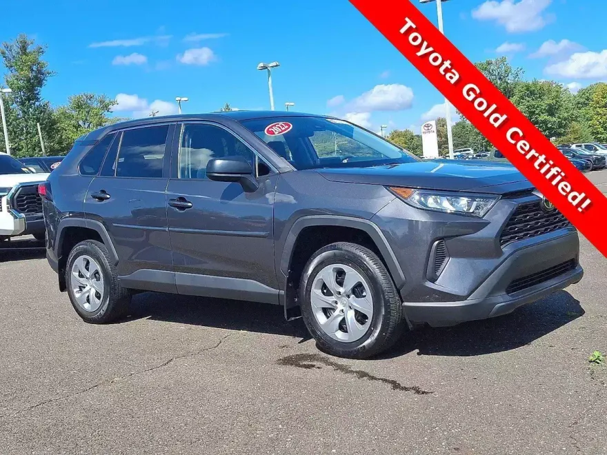 2022 Toyota RAV4 LE photo 1