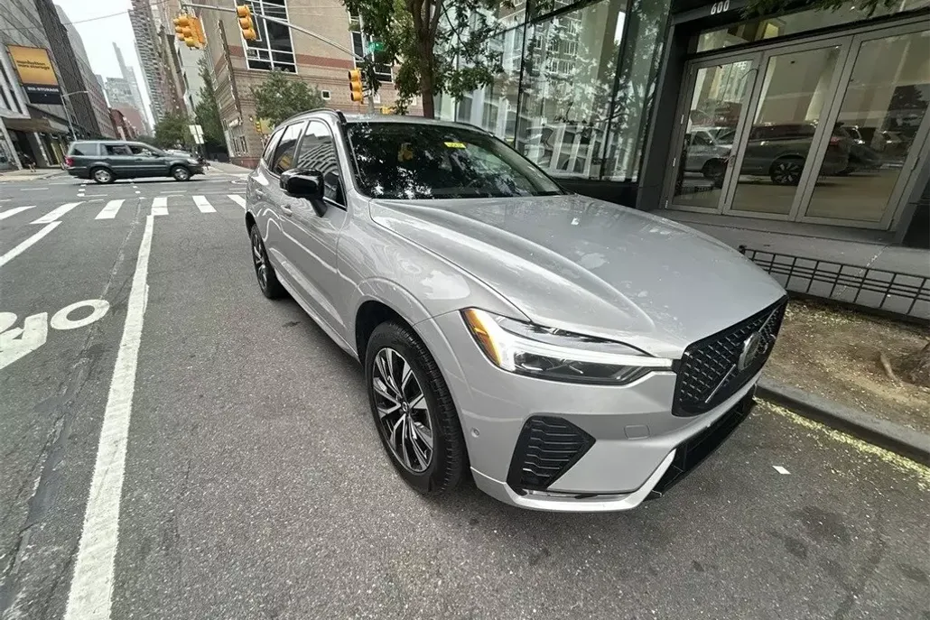 2025 Volvo XC60 Plus photo 1