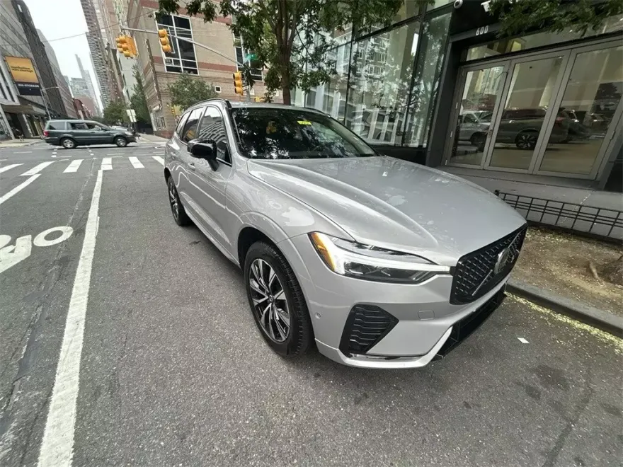 2025 Volvo XC60 Plus photo 1