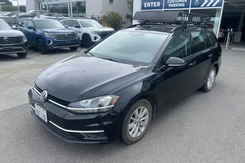 2018 Volkswagen Golf SportWagen S photo 1