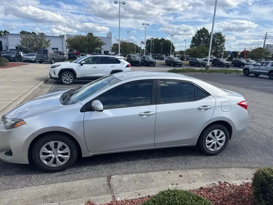 2019 Toyota Corolla L photo 1