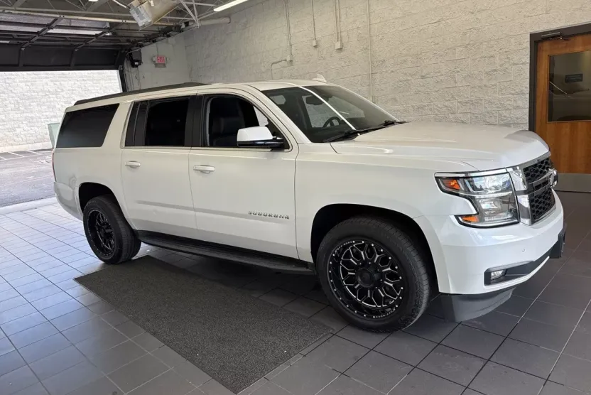 2020 Chevrolet Suburban LT photo 1
