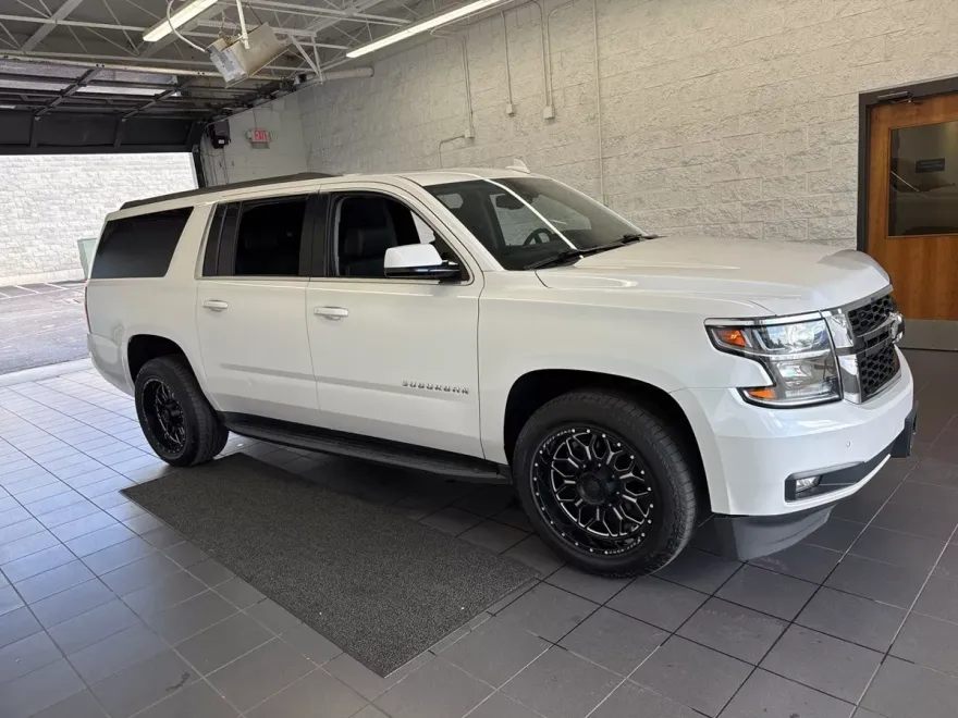 2020 Chevrolet Suburban LT photo 1