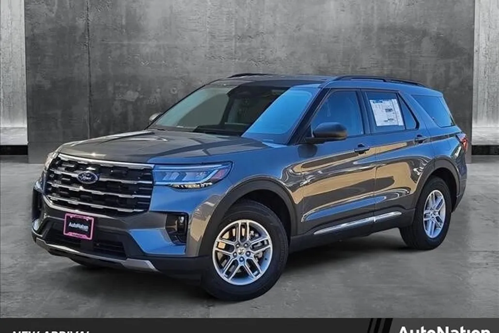2025 Ford Explorer photo 1