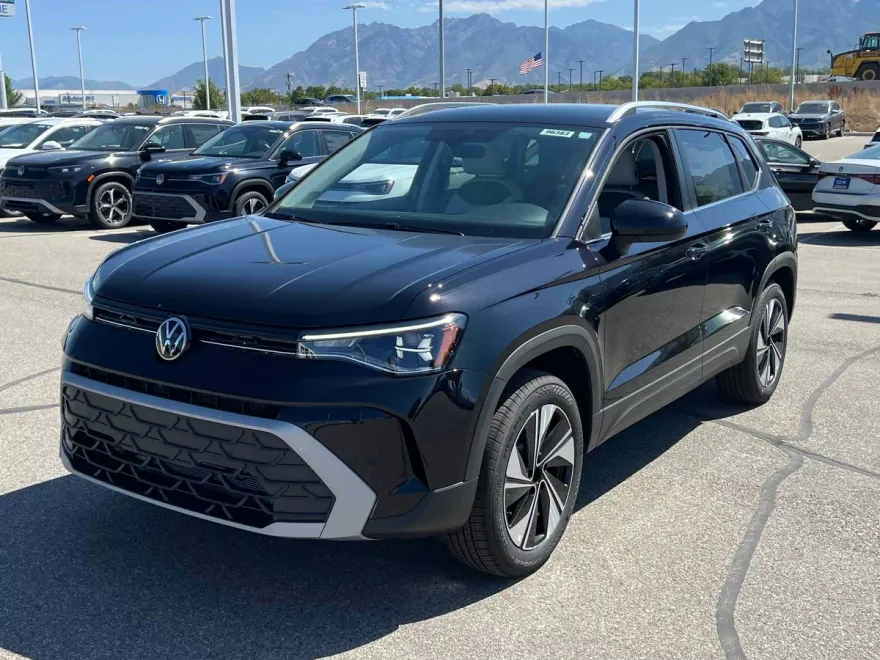 2025 Volkswagen Taos SE photo 1