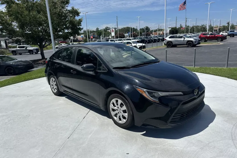 2023 Toyota Corolla LE photo 1