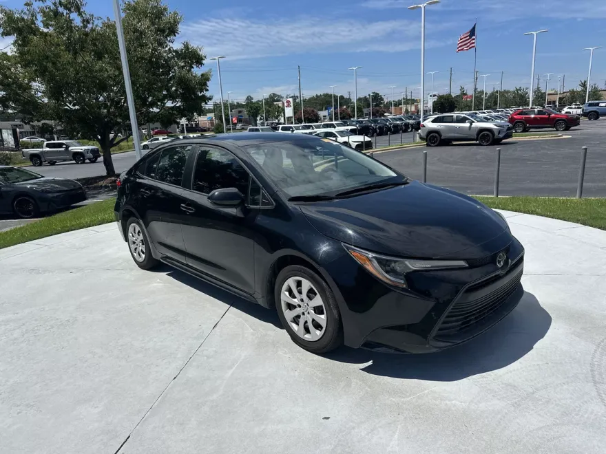 2023 Toyota Corolla LE photo 1