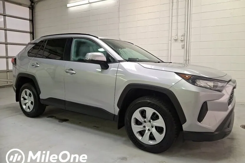 2020 Toyota RAV4 LE photo 1