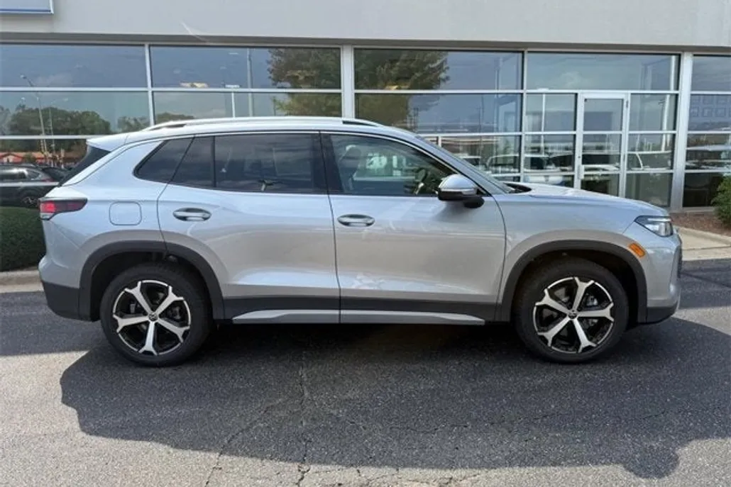 2025 Volkswagen Tiguan SE photo 1
