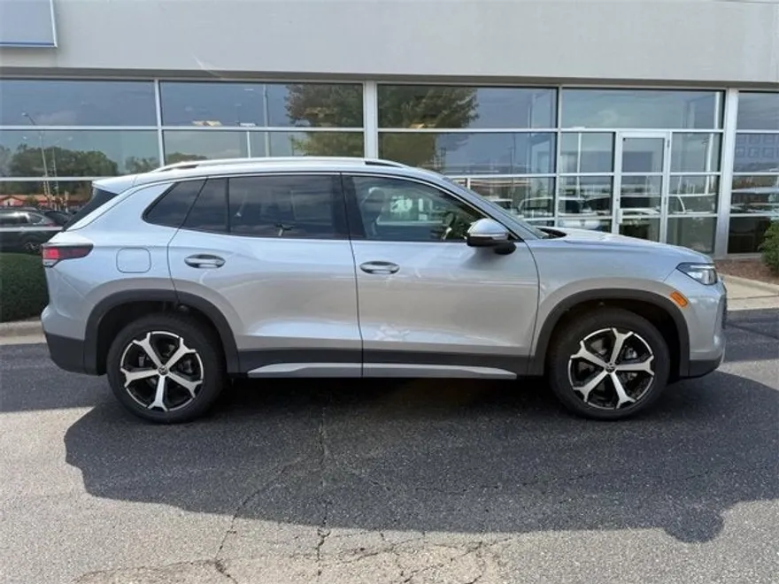 2025 Volkswagen Tiguan SE photo 1