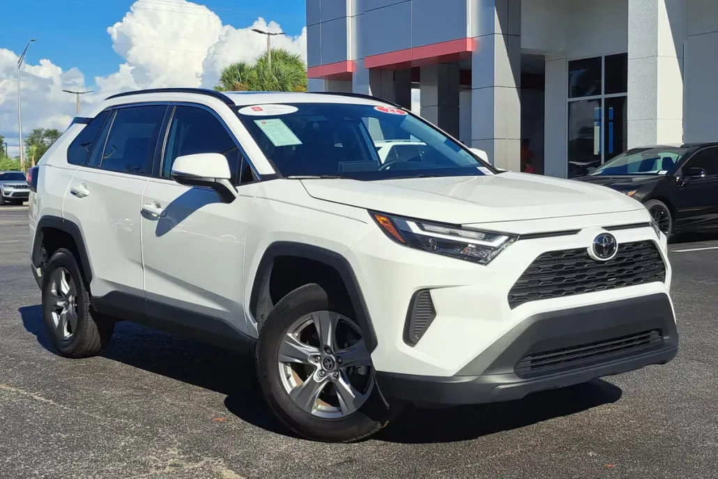 2022 Toyota RAV4 XLE photo 1