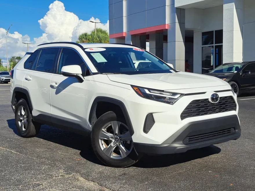 2022 Toyota RAV4 XLE photo 1