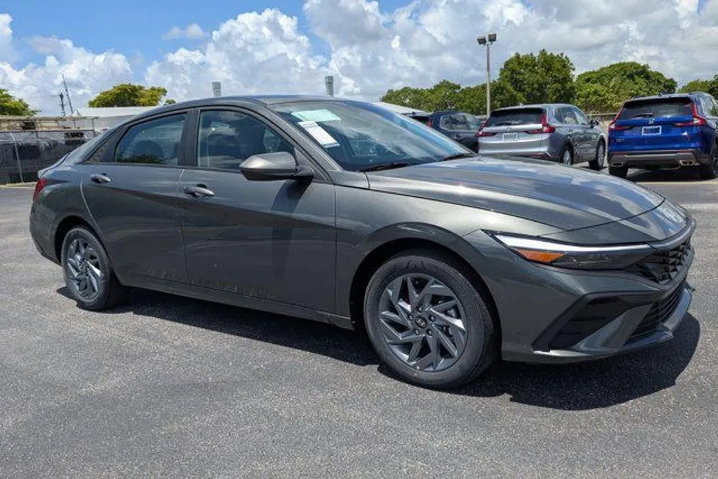 2025 Hyundai Elantra Hybrid photo 1