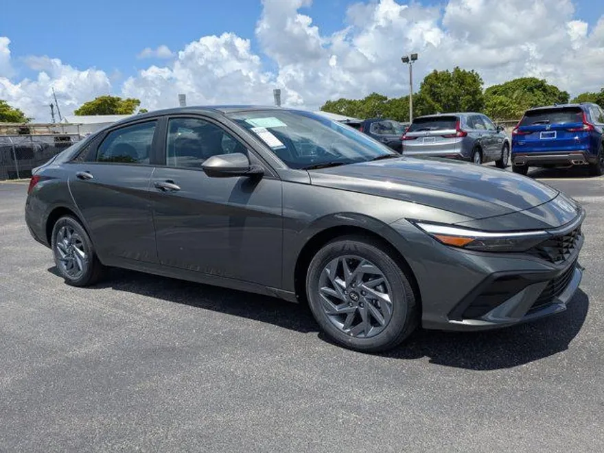 2025 Hyundai Elantra Hybrid photo 1