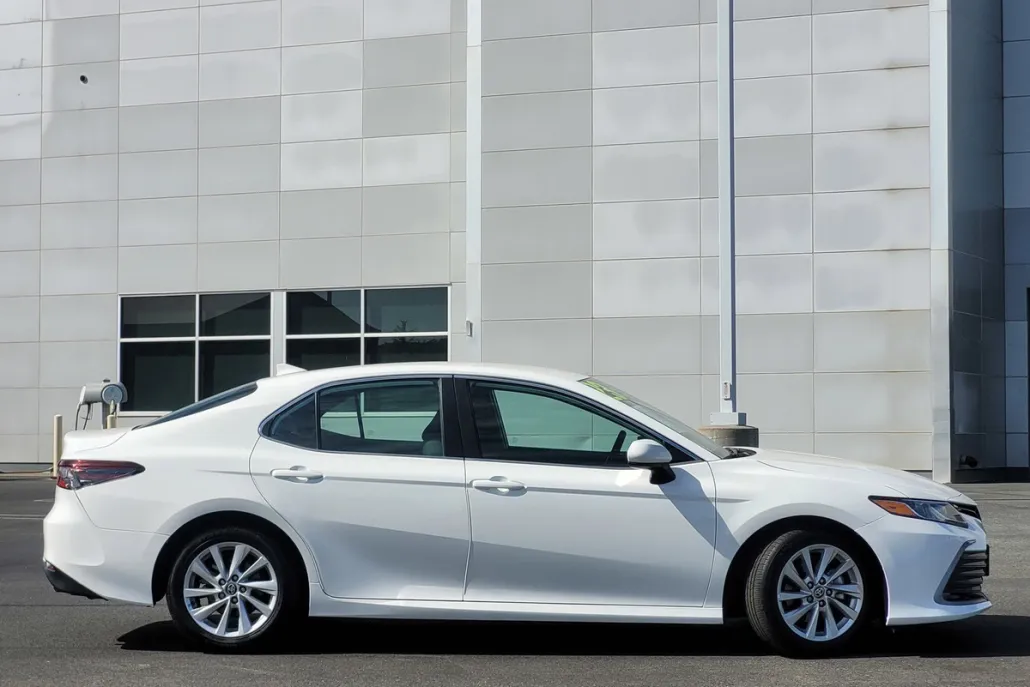 2023 Toyota Camry LE photo 1