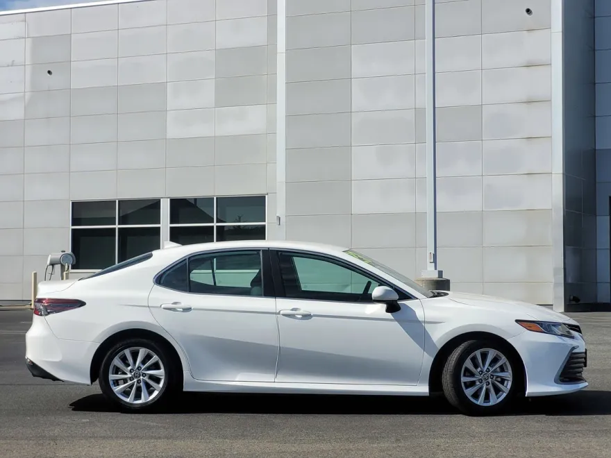 2023 Toyota Camry LE photo 1