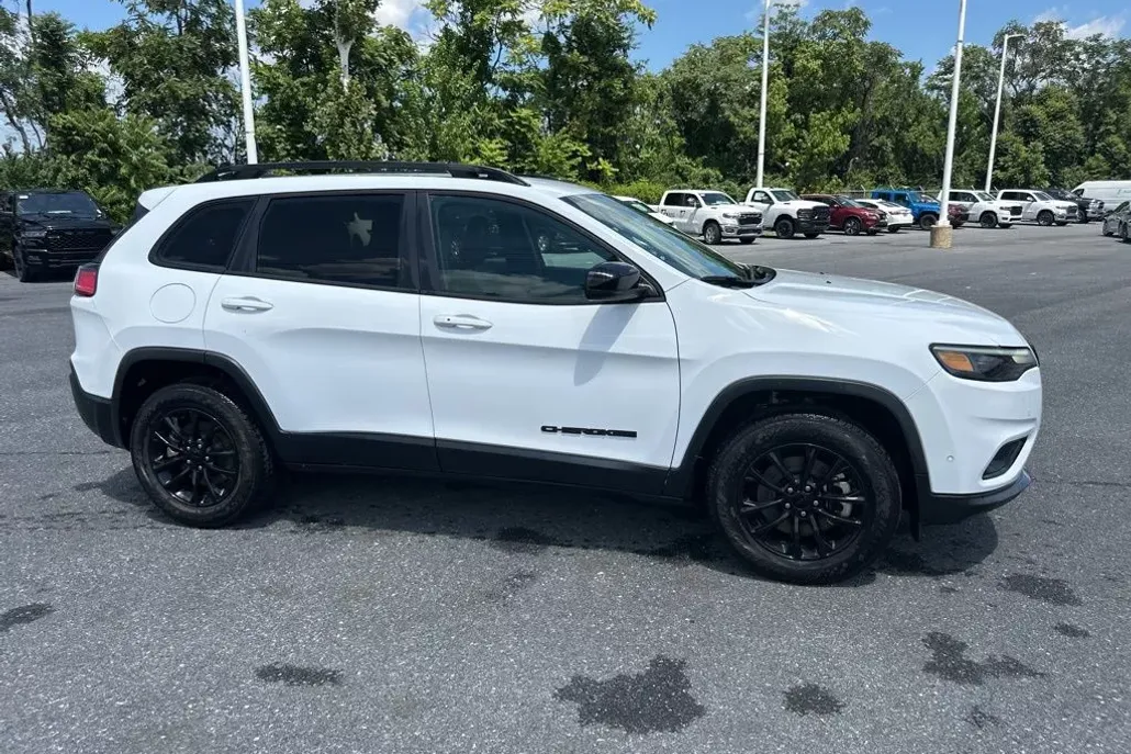 2023 Jeep Cherokee Altitude photo 1