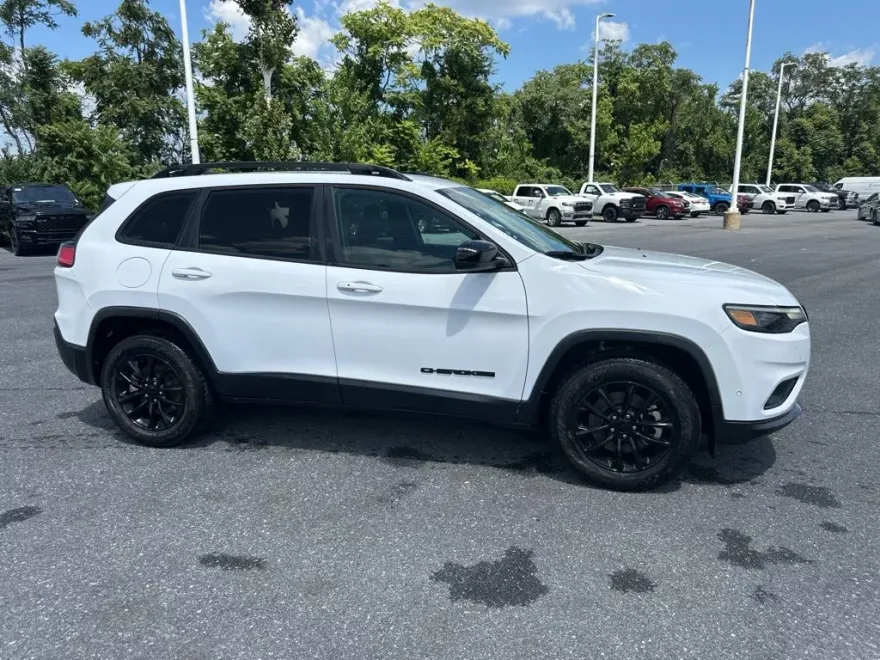 2023 Jeep Cherokee Altitude photo 1