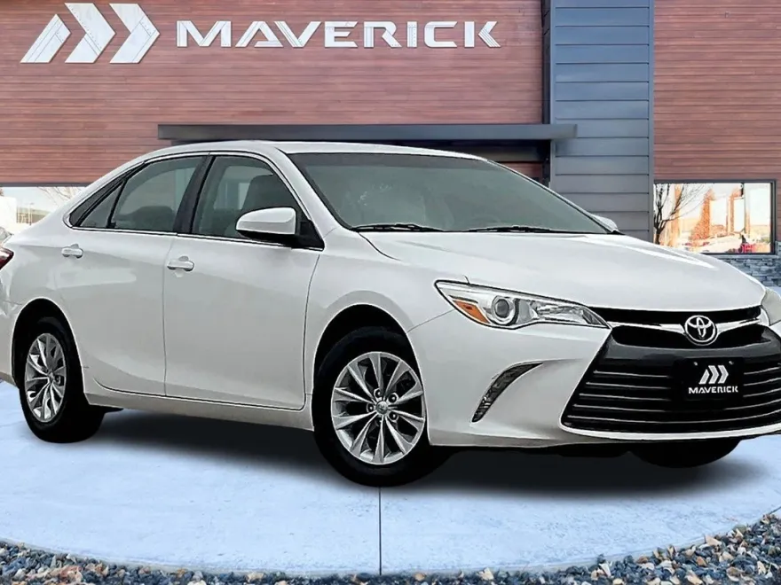 2015 Toyota Camry LE photo 1