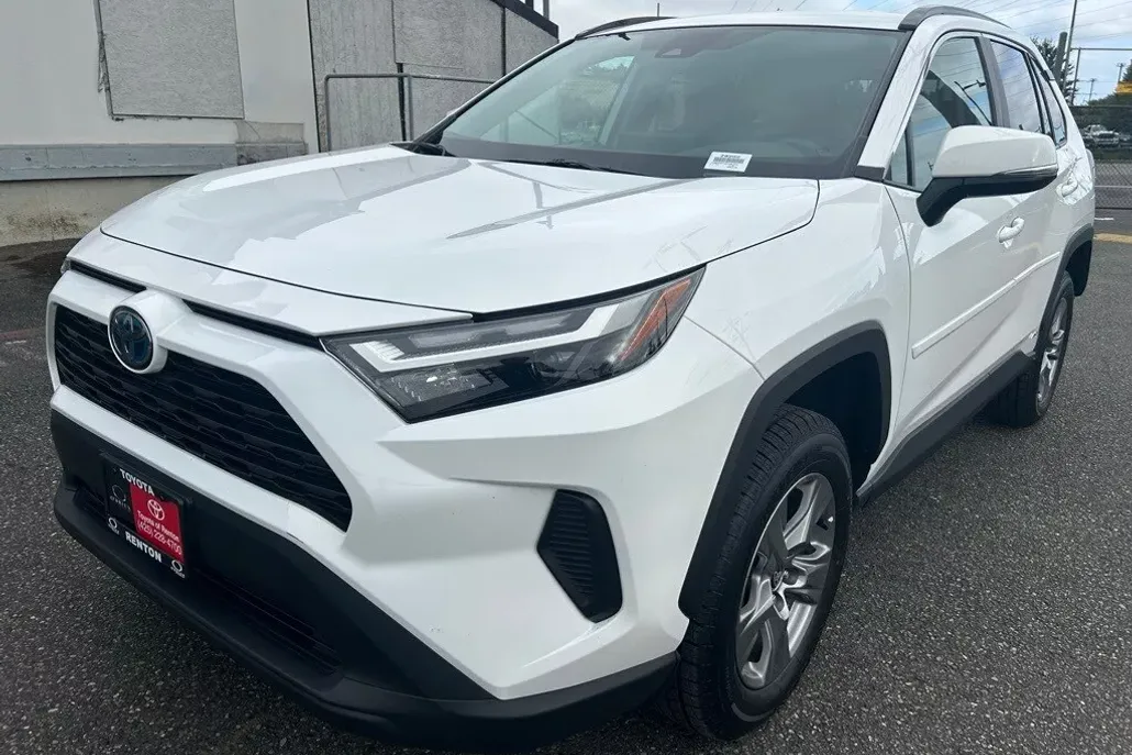 2023 Toyota RAV4 Hybrid LE photo 1