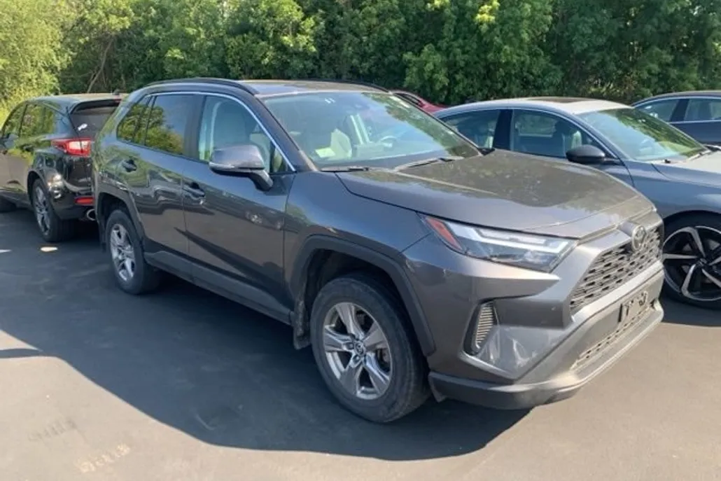 2022 Toyota RAV4 XLE photo 1
