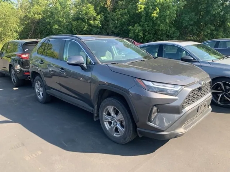 2022 Toyota RAV4 XLE photo 1