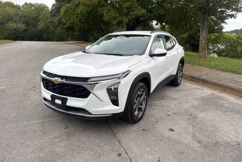 2024 Chevrolet Trax LT photo 1
