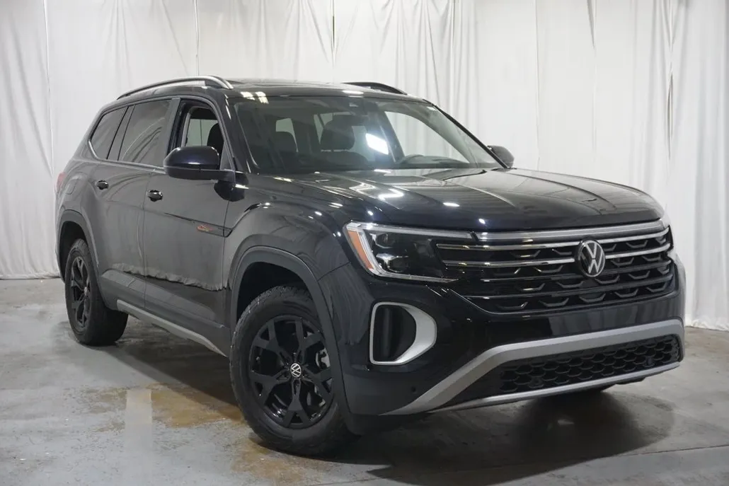 2024 Volkswagen Atlas Peak Edition SEL photo 1