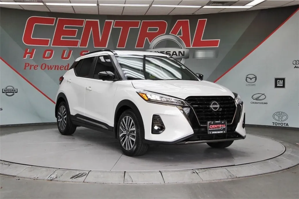 2023 Nissan Kicks SR photo 1