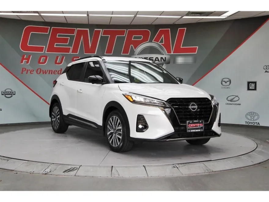 2023 Nissan Kicks SR photo 1