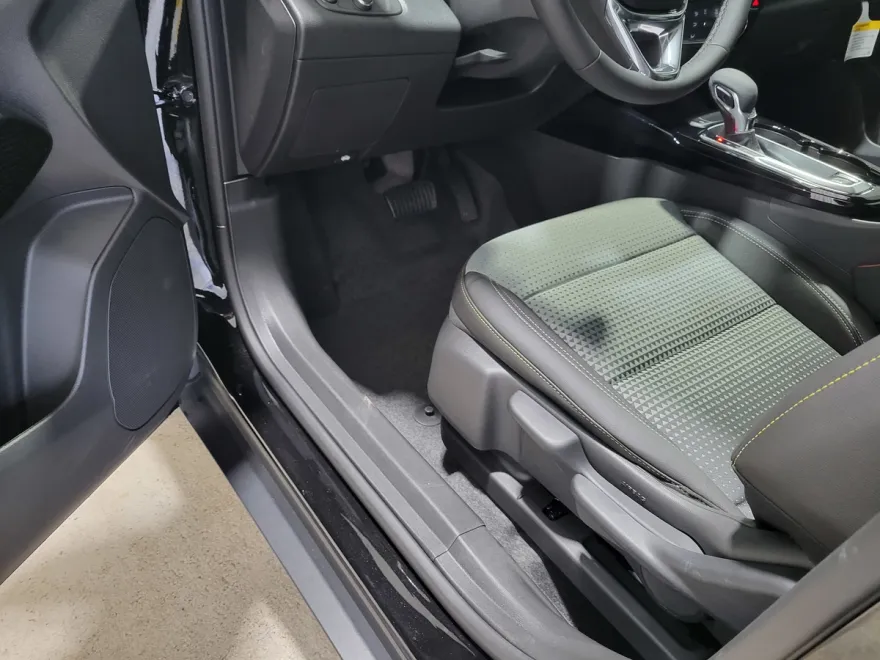 2025 Chevrolet Trax LT photo 1