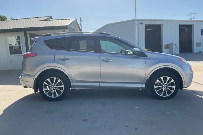 2017 Toyota RAV4 Platinum photo 1