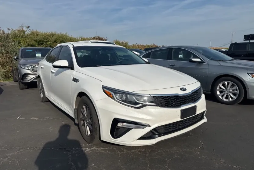 2020 Kia Optima LX photo 1