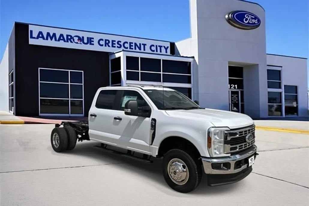 2025 Ford F-350 photo 1