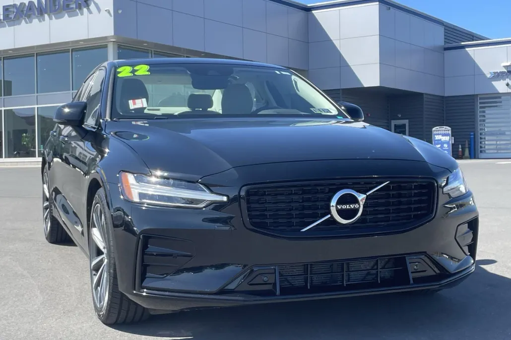 2022 Volvo S60 B5 Momentum photo 1