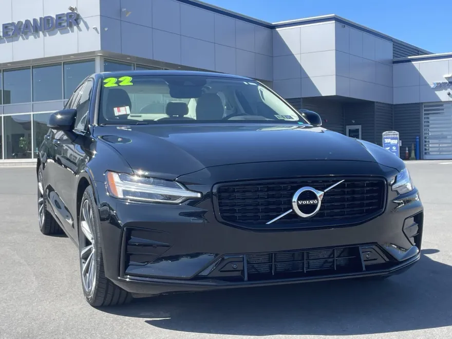 2022 Volvo S60 B5 Momentum photo 1