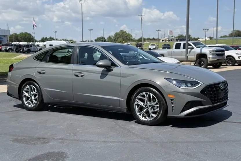 2022 Hyundai Sonata SEL photo 1