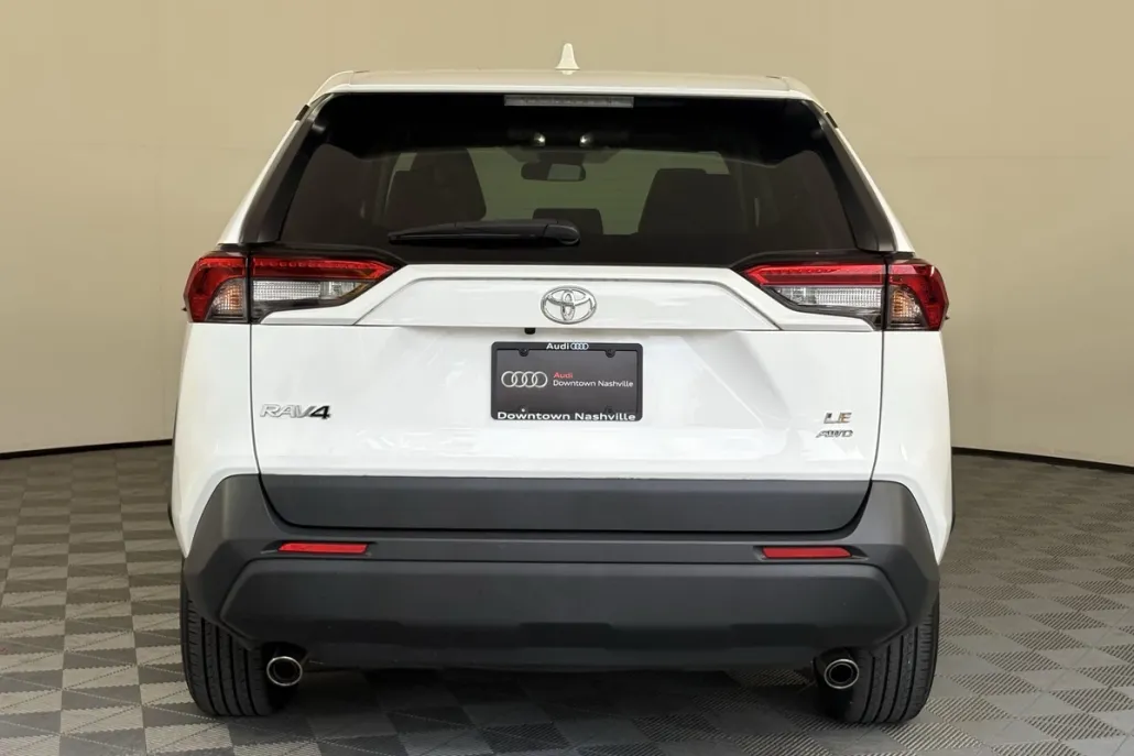 2022 Toyota RAV4 LE photo 1