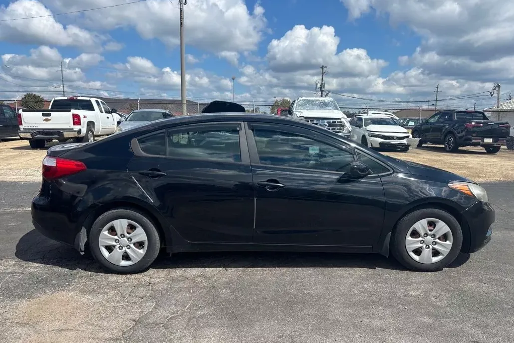 2016 Kia Forte LX photo 1