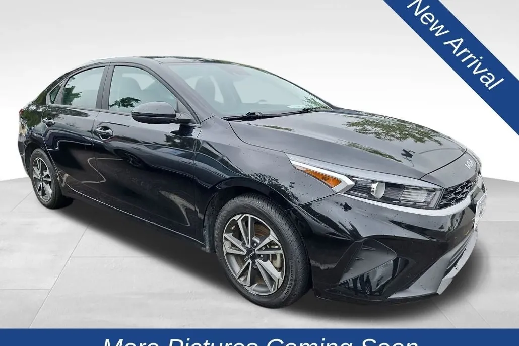 2023 Kia Forte LXS photo 1