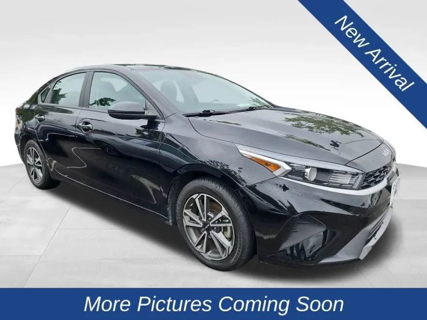 2023 Kia Forte LXS photo 1