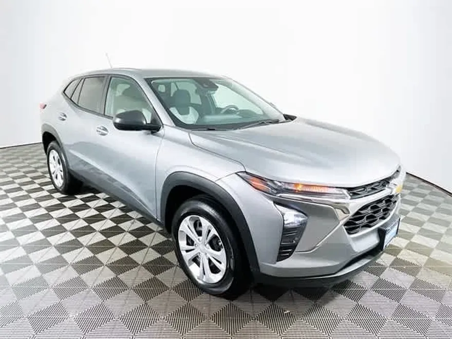 2025 Chevrolet Trax LS photo 1