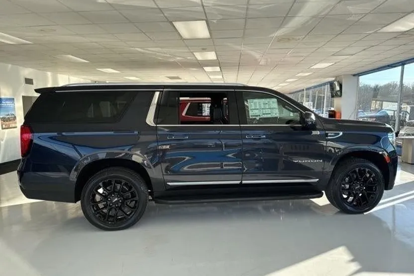 2024 Gmc Yukon XL SLT photo 1